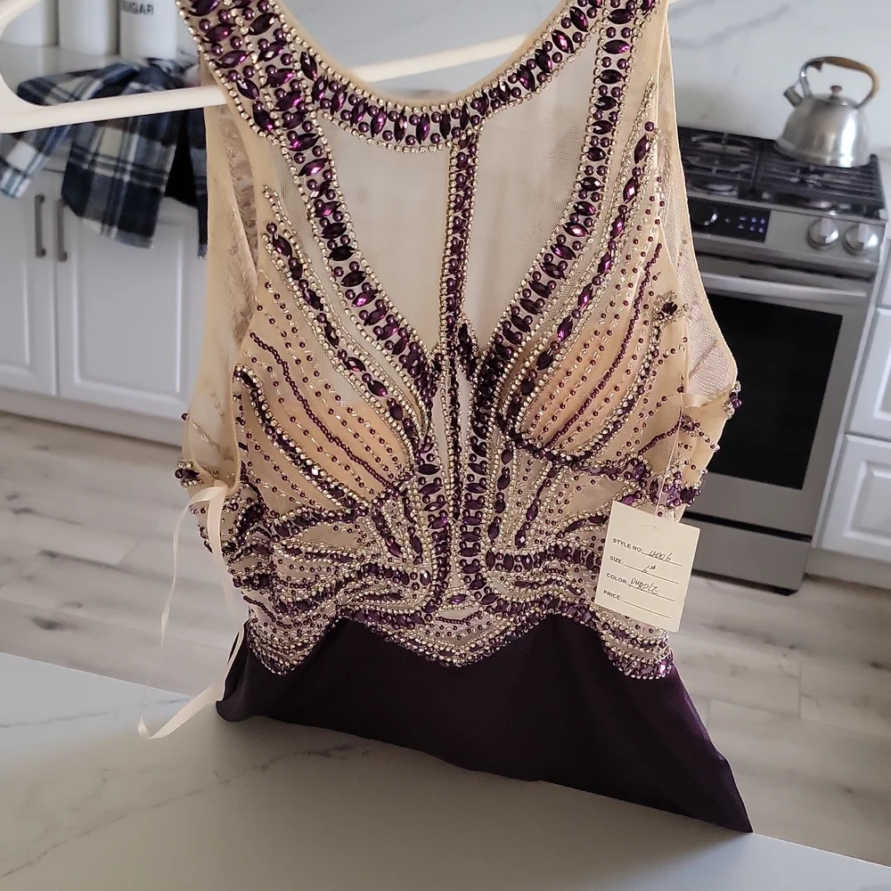 BEAUTIFUL NEW PROM DRESS IN PURPLE COLOR - Picture 5 of 10